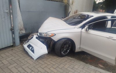 Dupla foge de abordagem da GCM, bate carro e é presa com pistola de uso restrito