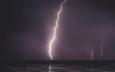 VÍDEO: Saiba os cuidados para evitar raios na beira da praia durante temporais no verão