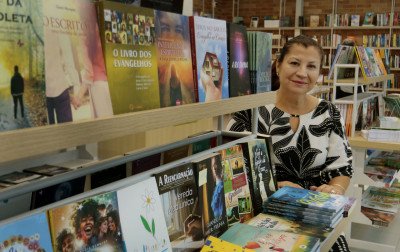 "Sou cria de Canoas", diz a primeira mulher presidente da Câmara Rio-Grandense do Livro em 70 anos