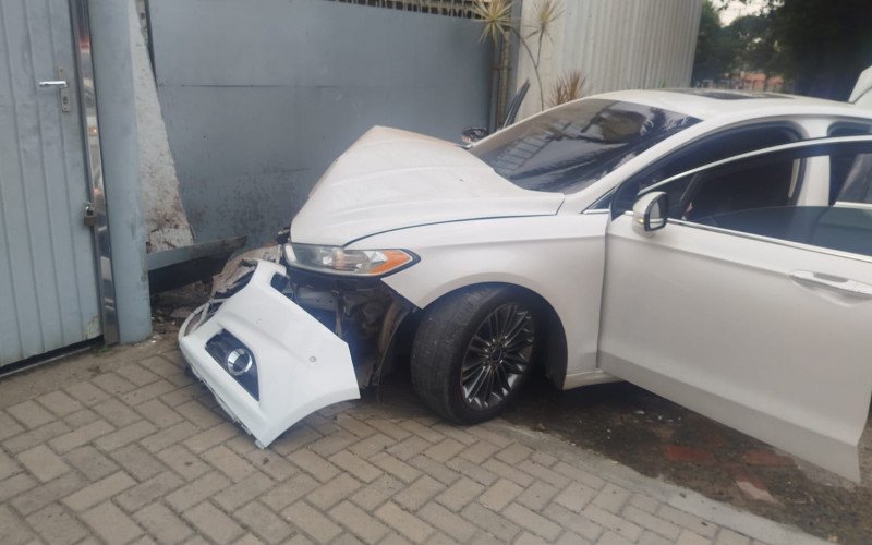 Dupla foge de abordagem da GCM, bate carro e é presa com pistola de uso restrito