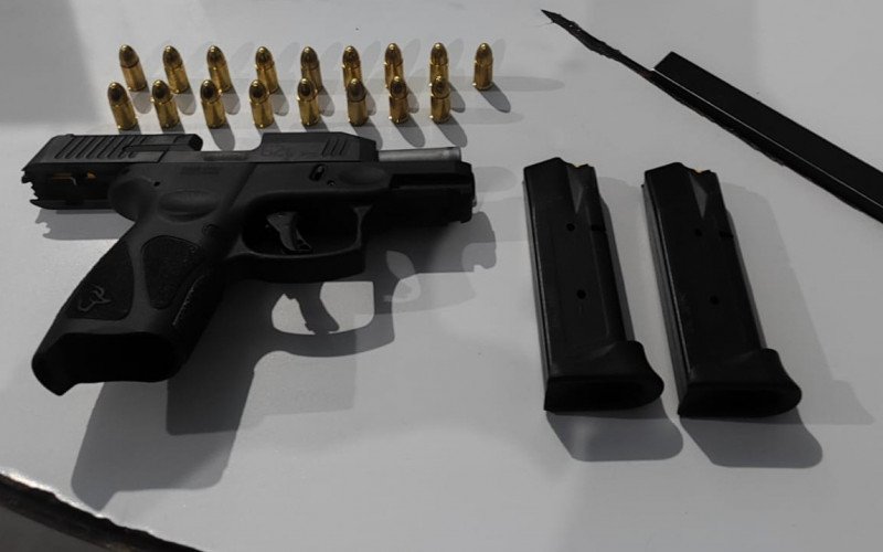Dupla foge de abordagem da GCM, bate carro e é presa com pistola de uso restrito