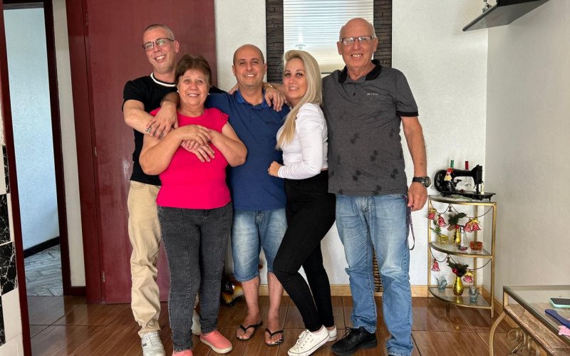 O aposentando Jorge Marco Freitas (à direita) com a família | abc+