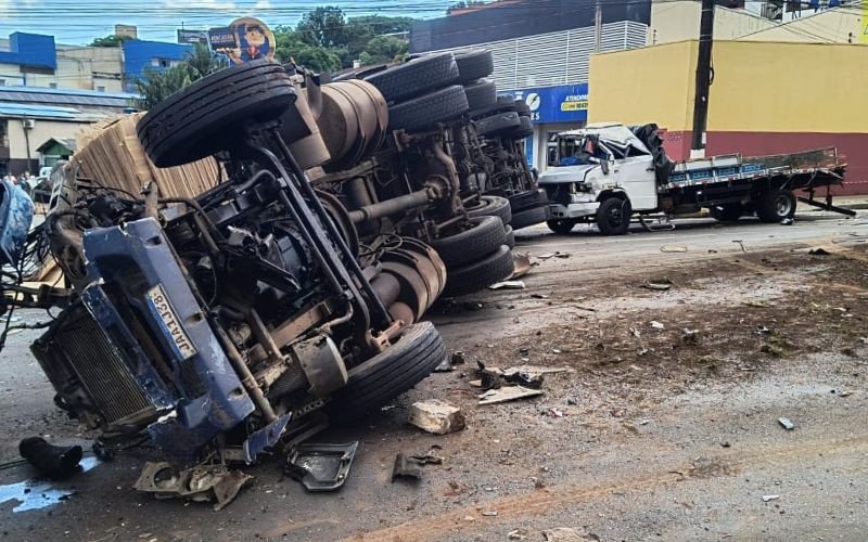 Acidente envolve sete carros e dois caminhões em Chapecó/SC