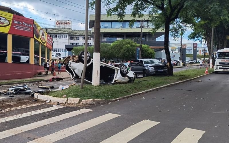 Acidente envolve sete carros e dois caminhões em Chapecó/SC