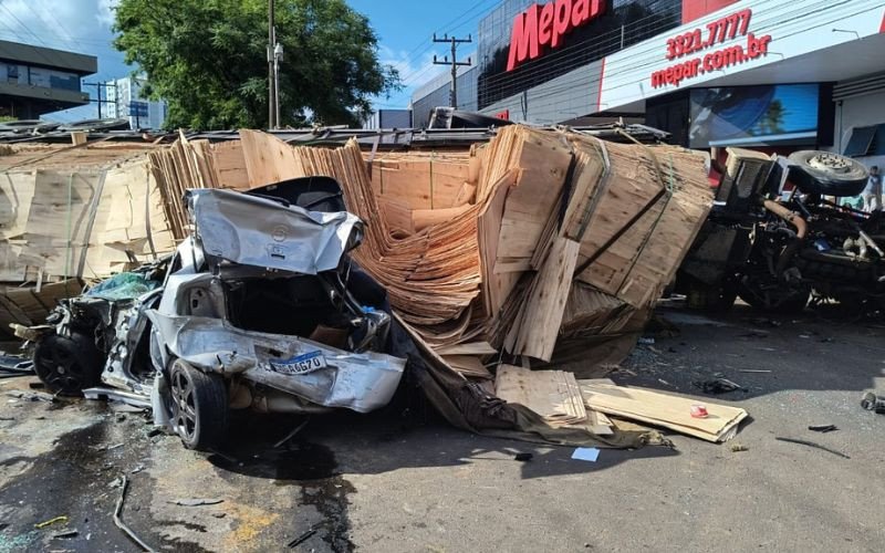 Acidente envolve sete carros e dois caminhões em Chapecó/SC
