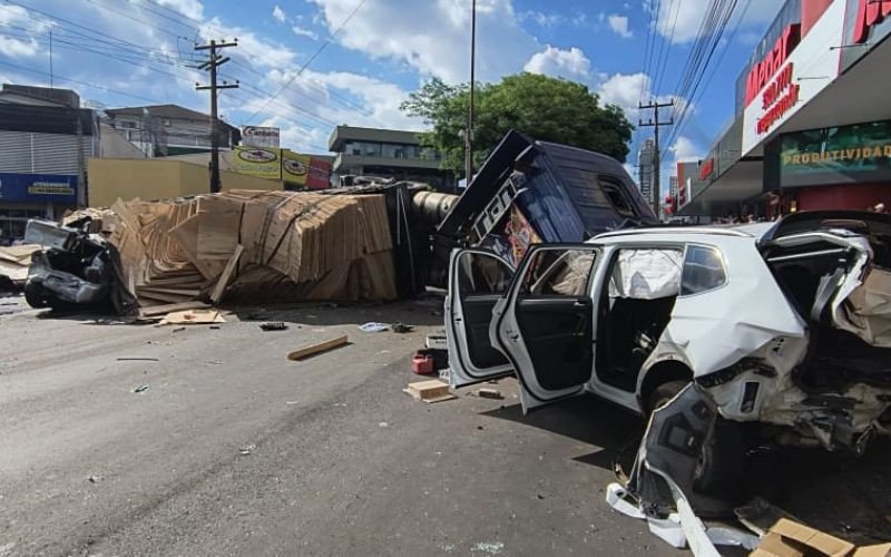 Acidente envolve sete carros e dois caminhões em Chapecó/SC