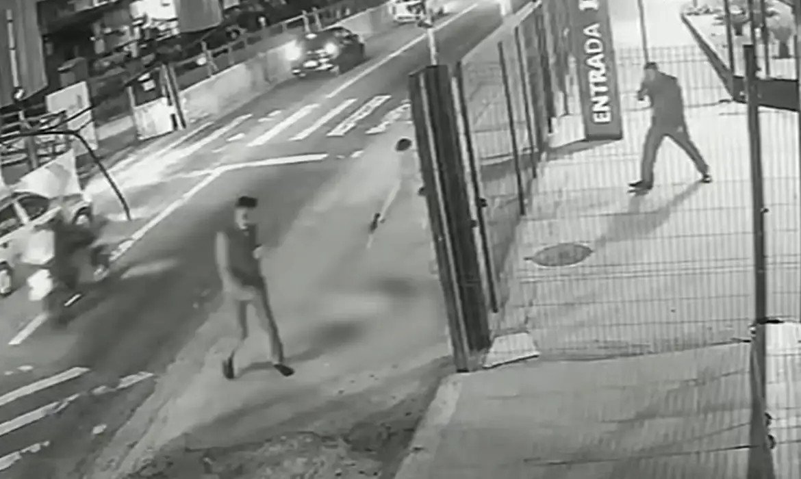 Cachorro é morto com dez tiros em frente a ponto de ônibus