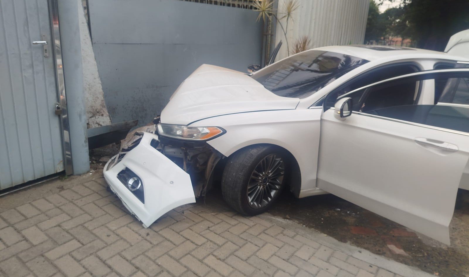 Dupla foge de abordagem da GCM, bate carro e &eacute; presa com pistola de uso restrito