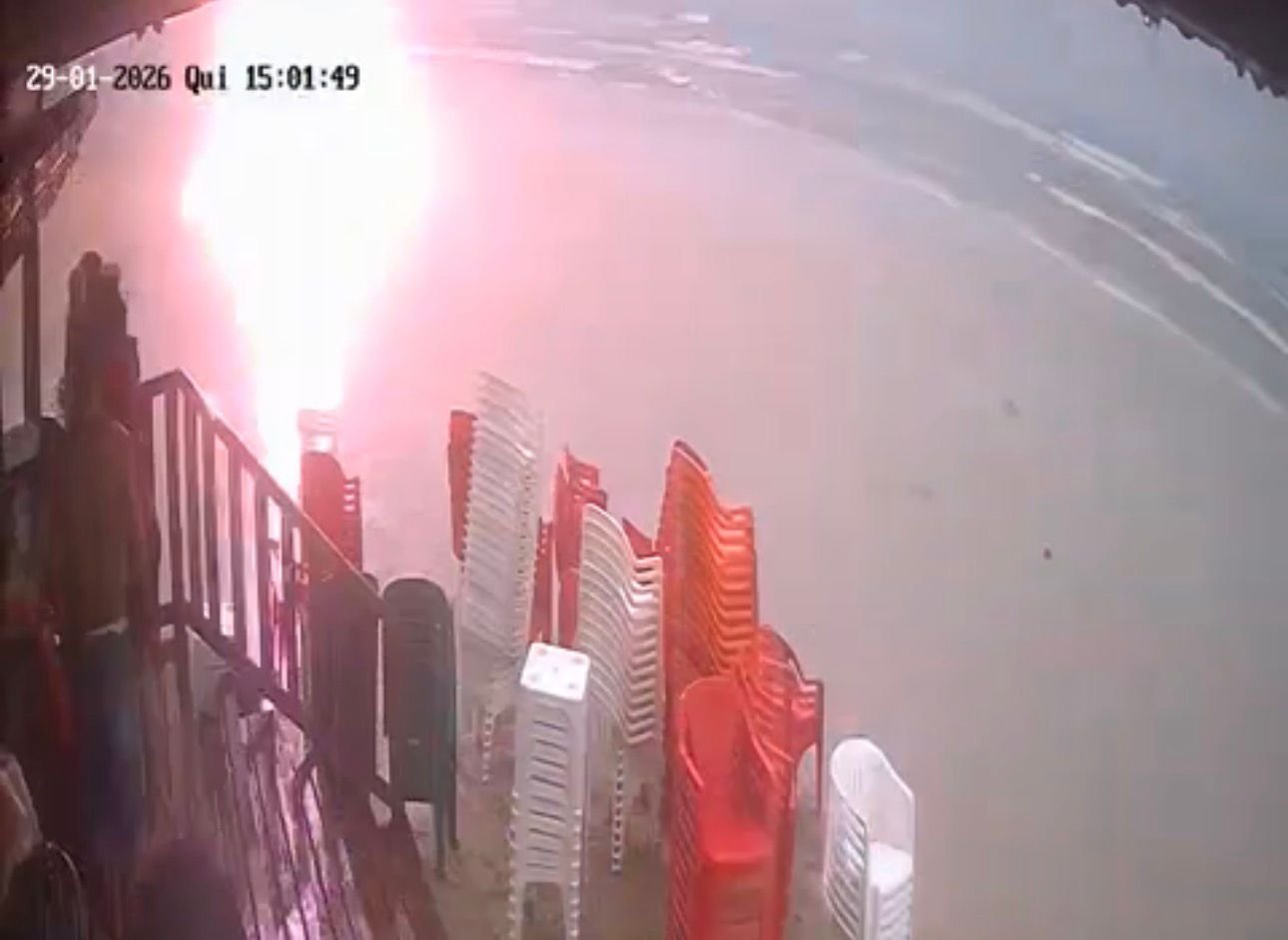 VÍDEO: “Só deu aquele clarão”, diz proprietário de quiosque que presenciou queda de raio em Tramandaí