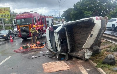 Carro capota na RS-239 após colidir com caminhão