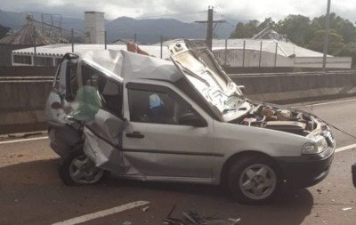 Motorista desce para fechar capô de carro e morre ao ser arremessado de viaduto