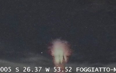 VÍDEO: Descargas elétricas luminosas e coloridas são vistas no céu; fenômeno raro foi captado por câmeras