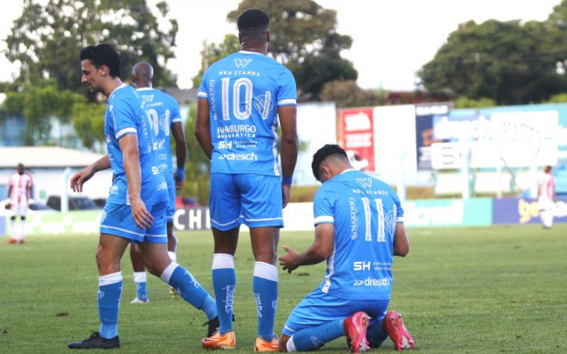 Alisson marcou um golaço no primeiro tempo