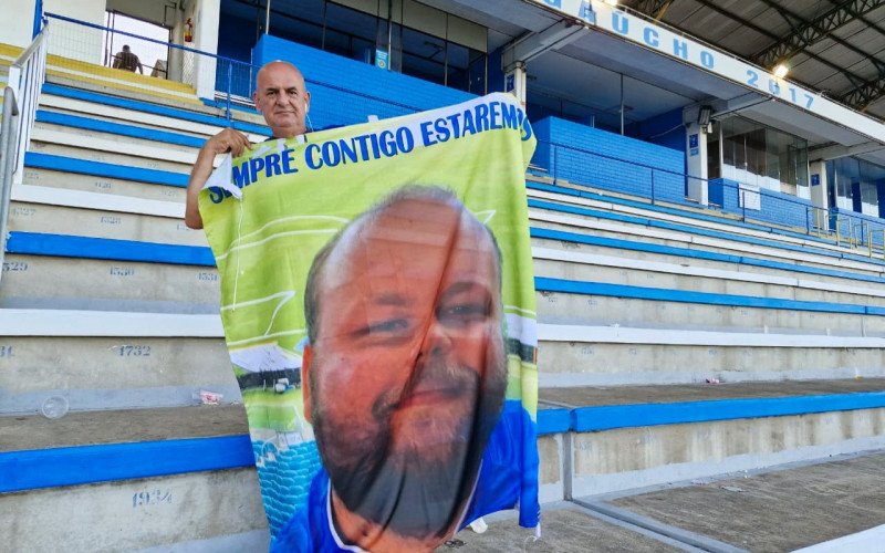 Volnei carrega sempre a bandeira com a imagem do filho Thomas Campagnoni | abc+