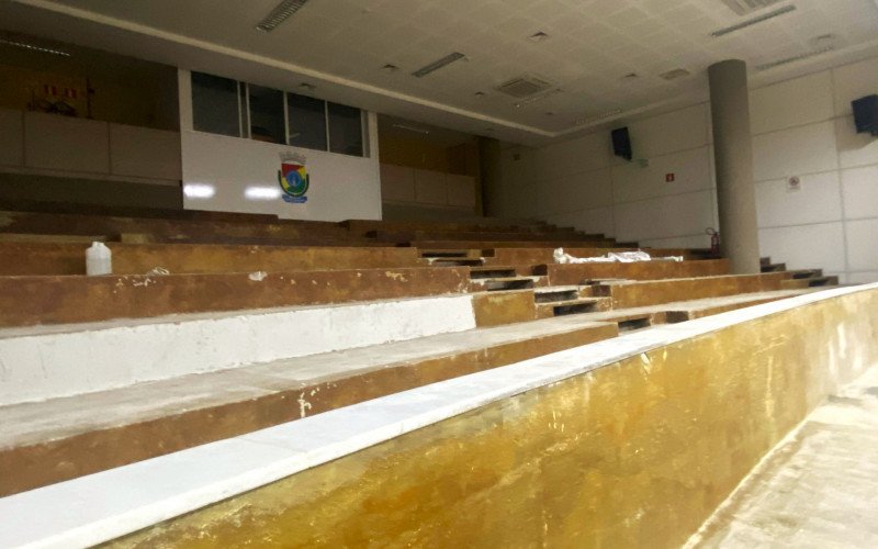 Com investimento de R$ 115 mil, operários trabalham na substituição de carpetes, modernização de som e instalação de divisórias de acrílico sobre o muro que separa o público dos vereadores.