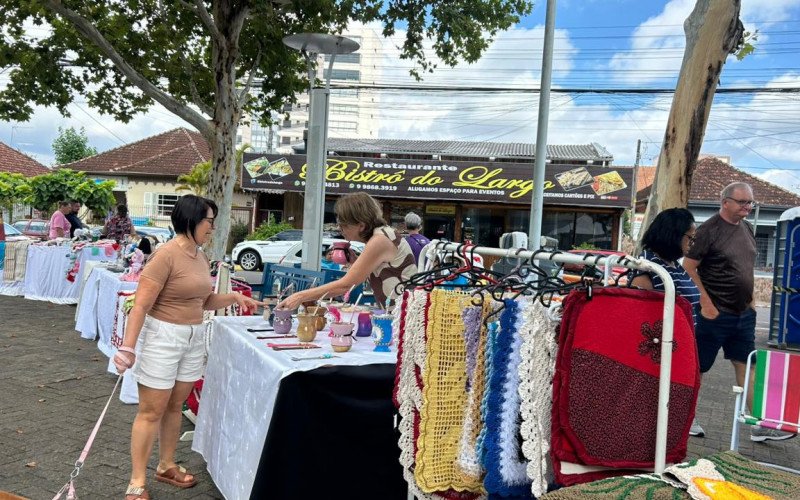 Feira reúne produtos feitos à mão, como peças em madeira, crochê, tricô, cerâmica, biojoias e trabalhos produzidos com técnicas diferenciadas, como a palha de milho. | abc+