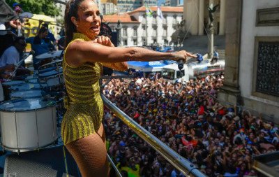 "Esse sol que nos ilumina agora é a presença dela": Ivete Sangalo se emociona ao falar sobre Preta Gil em megabloco