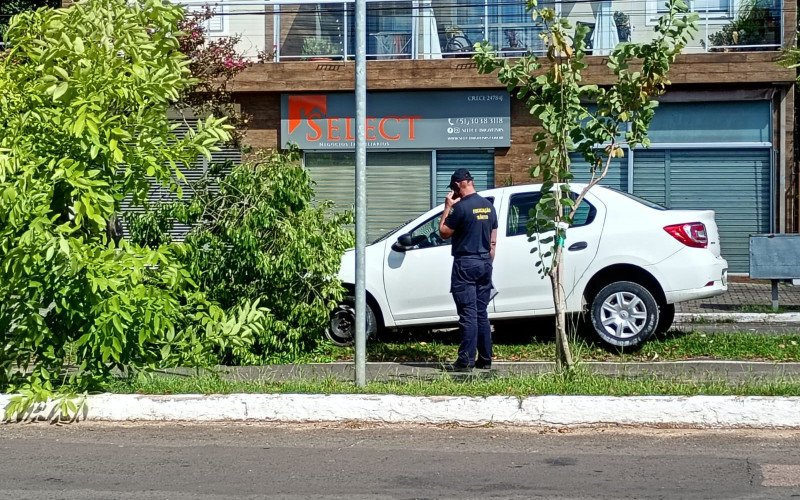 Motorista colidiu com árvore e invadiu ciclovia em Campo Bom | abc+