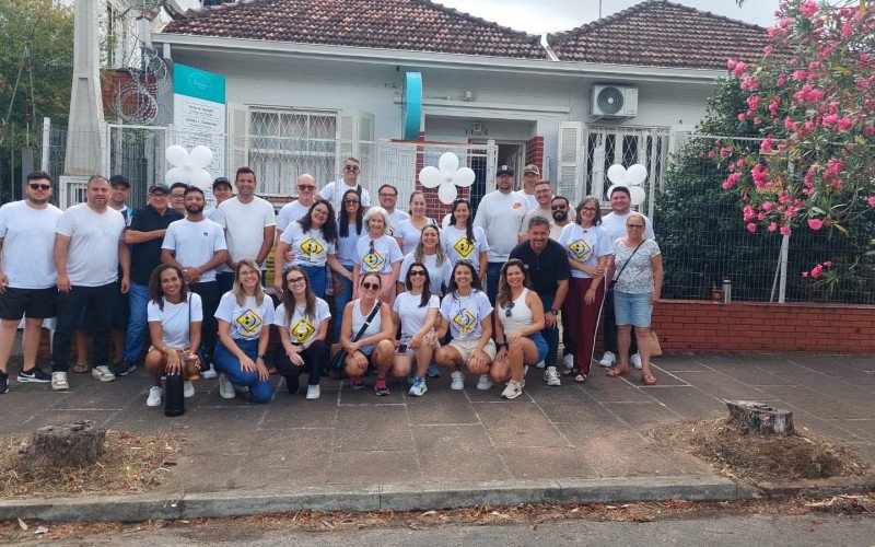 Participantes posam na primeira Caminhada do Janeiro Branco (sobre cuidados com a saúde mental)  ocorreu no sábado (31 de janeiro) pelas ruas do Centro de São Leopoldo