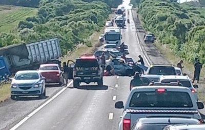 BR-290: Adolescente de 16 anos está entre os mortos de acidente entre carro e caminhão