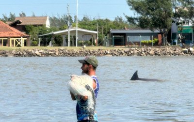 VÍDEO: "O boto é essencial para nós": Parceria entre botos e pescadores é passada de geração em geração no Rio Tramandaí