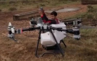 VÍDEO: Piloto usa drone agrícola de pulverização para se deslocar dentro de lavoura