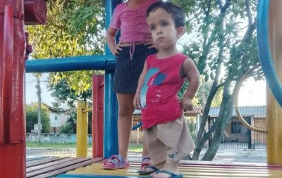 "Precisa de ajuda até para caminhar": Família da região luta por remédio milionário para menino de 5 anos