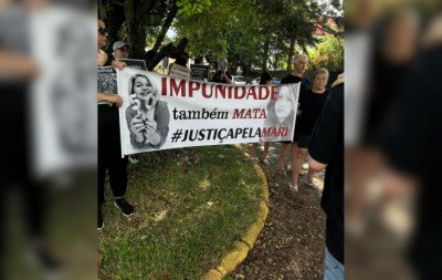 "Estamos indignados que esse cara está livre": Família de mulher atropelada ao sair de churrascaria faz protesto em São Leopoldo