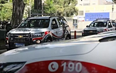 Mulher é achada morta em casa com filha de 2 anos no berço; bebê tinha marcas de abuso