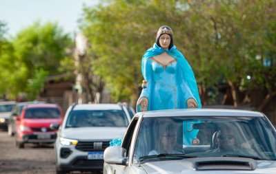 Procissão em homenagem a Iemanjá reúne fiéis em cortejo religioso