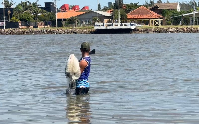 Pesca cooperativa com botos no Rio Tramandaí 