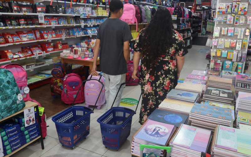Famílias articulam estratégias para comprar bem e gastar pouco na volta às aulas | abc+