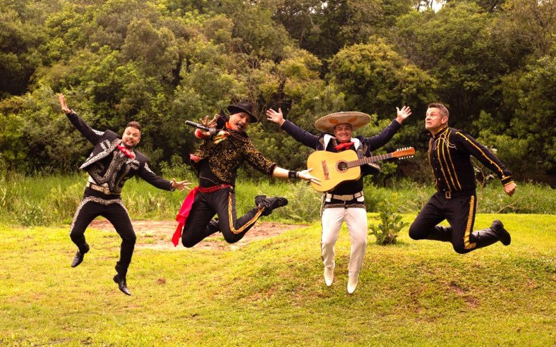 Com figurinos inspirados na cultura mexicana, a Latin Lovers aposta em música latina e performance para celebrar dez anos de estrada | abc+