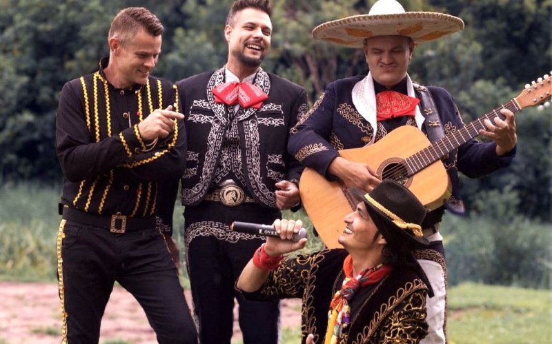 Com figurinos inspirados na cultura mexicana, a Latin Lovers aposta em música latina e performance para celebrar dez anos de estrada | abc+