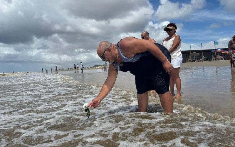 Imagem de Iemanjá reúne fiéis e marca a manhã de fé em Tramandaí
