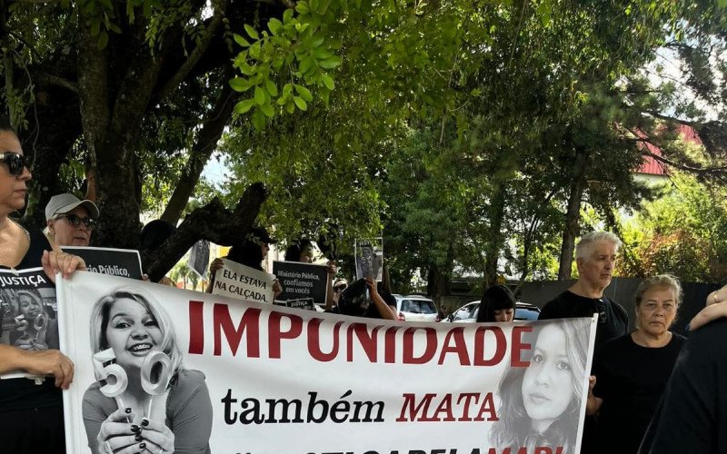 Manifestação pede justiça para Marilaine em frente ao Ministério Público