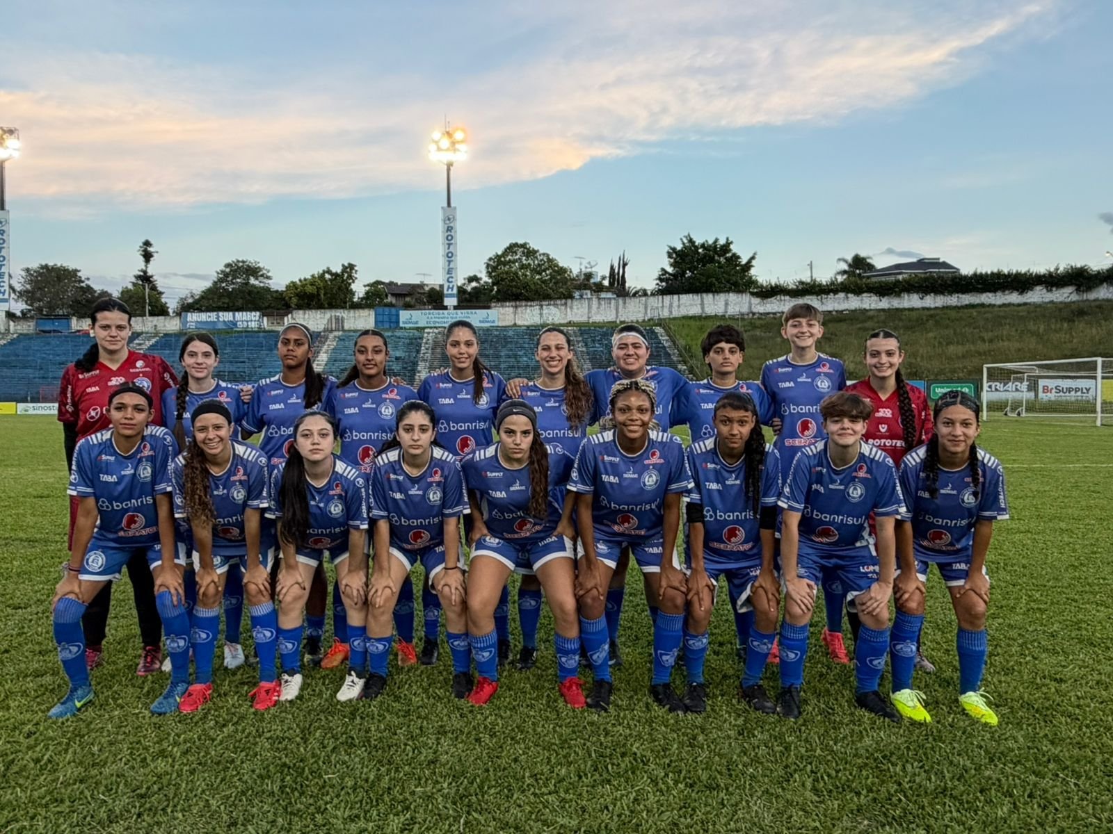 Aimor&eacute; realiza peneira para o futebol feminino