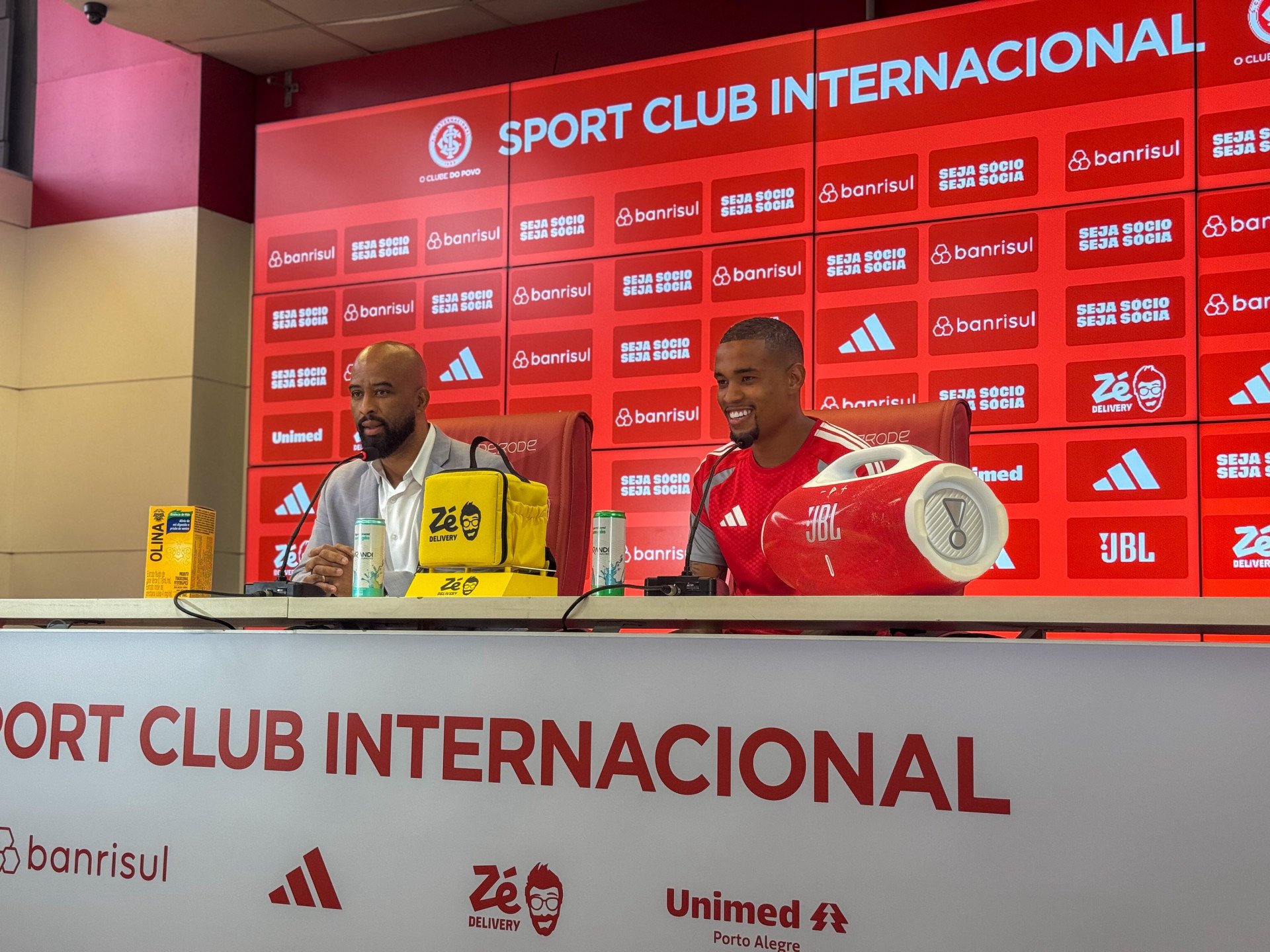 Novo camisa 9, Alerrandro chega ao Inter com meta de gols e discurso de entrega