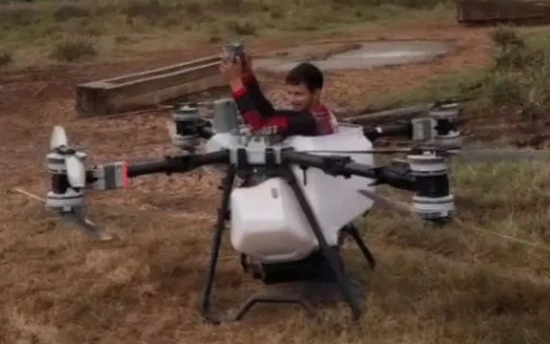 Piloto usa drone agrícola de pulverização para se deslocar dentro de lavoura | abc+