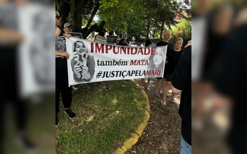 &ldquo;Estamos indignados que esse cara est&aacute; livre&rdquo;: Fam&iacute;lia de mulher atropelada ao sair de churrascaria faz protesto em S&atilde;o Leopoldo