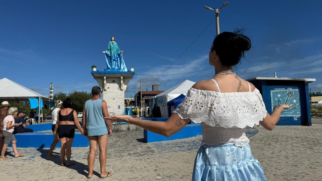 Imagem de Iemanjá reúne fiéis em Tramandaí