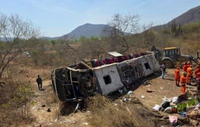 Ônibus com romeiros capota e deixa 15 mortos e vários feridos