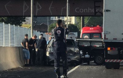 BR-116: Colisão entre carro e caminhão afeta o trânsito no Vale do Sinos