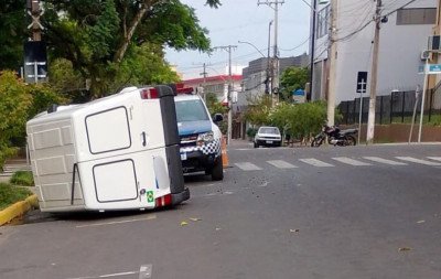 Carro não respeita placa de pare e causa tombamento no Vale do Sinos