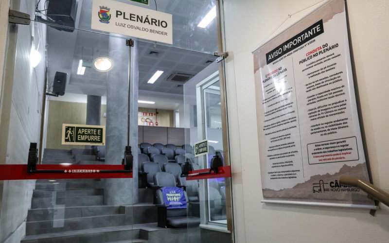 A nova normativa está exposta em banner na entrada do plenário | abc+