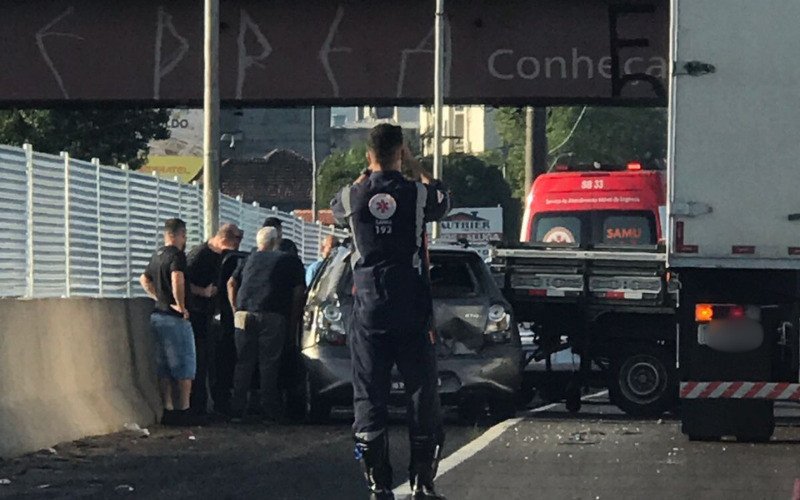 Acidente entre carro e caminhão é registrado na BR-116, em São Leopoldo, na manhã desta terça-feira (3) | abc+