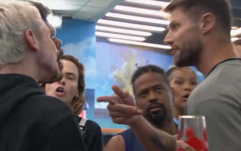 Babu, Jonas e Juliano brigam feio durante madrugada no BBB 26 | abc+