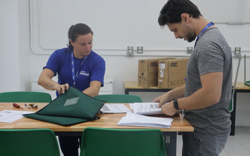 Escola do Sesi nos preparativos finais para receber os alunos no dia 9 de fevereiro. Na foto, os funcion&aacute;rios Jeane Silvestre de Vargas e Ramon Gevehr, do setor de patrim&ocirc;nio, organizavam o mobili&aacute;rio