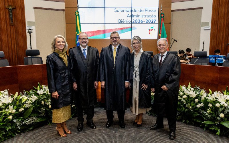 Presidente Eduardo Uhlein (C), Desembargadores Cláudio Martinewski e Ricardo Pippi Schmidt (D) e as magistradas Rosane Bordasch e Ana Paula Dalbosco (E) integram a nova Administração do TJRS | abc+