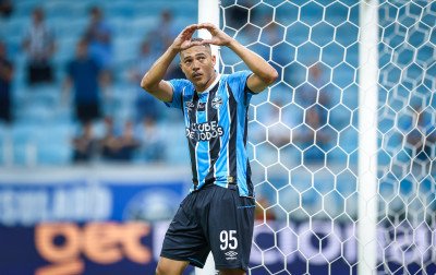 Noite de Carlos Vinícius: Hat-trick e goleada do Grêmio sobre o Botafogo na Arena